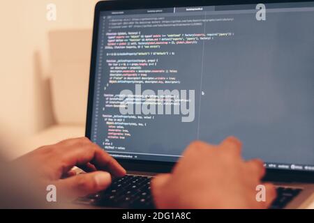Fuoco selettivo di lavoro di programmazione e di battitura nuove righe di codice. Laptop e chiusura a mano. Orario di lavoro. Web Design concetto aziendale. Foto Stock
