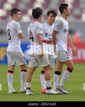 Doha, Qatar. 7 Dic 2020. I giocatori del SIPG FC di Shanghai reagiscono dopo la partita del round 16 della AFC Champions League tra la Shanghai SIPG FC della Cina e Vissel Kobe del Giappone a Doha, Qatar, 7 dicembre 2020. Credit: Nikku/Xinhua/Alamy Live News Foto Stock