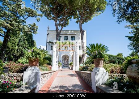 La facciata anteriore di Villa Eva nella città di Ravello Italia. Una rinomata location per matrimoni e una villa privata. Architettura italiana, giardini e alberi. Foto Stock