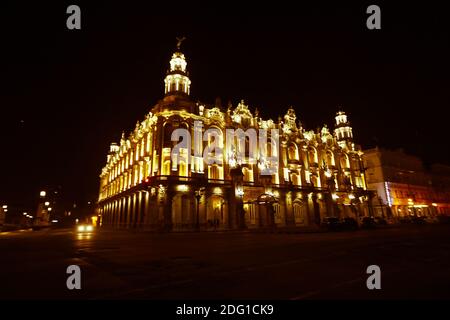 Vista notturna del Gran Teatro de la Habana (Gran Teatro dell'Avana) e del famoso hotel Inglaterra vicino al Central Park di l'Avana, Cuba Foto Stock