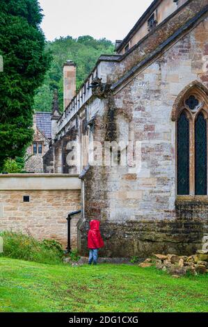 Torna indietro nel tempo per visitare Castle Combe, pittoresco villaggio con ben conservate case in muratura risalenti secoli fa nel Wiltshire, Regno Unito. Chiesa di Sant'Andrea. Foto Stock