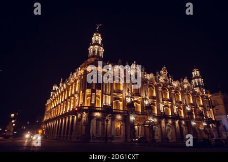 Vista notturna del Gran Teatro de la Habana (Gran Teatro dell'Avana) e del famoso hotel Inglaterra vicino al Central Park di l'Avana, Cuba Foto Stock
