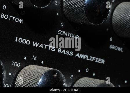 Migliaia di watt di etichetta di potenza su amplificatore per basso o chitarra altoparlante Foto Stock