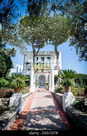 La facciata anteriore di Villa Eva nella città di Ravello Italia. Una rinomata location per matrimoni e una villa privata. Architettura italiana e villa di lusso. Foto Stock