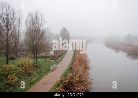 Fiume Lea, Queen Elizabeth Olympic Park, in nebbia e nebbia. Dicembre 2020 Londra, Inghilterra, Regno Unito, Europa Foto Stock