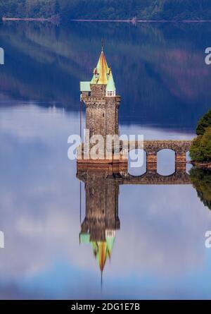 Vista sul lago Vyrnwy, un lago artificiale a Powys, Galles Foto Stock