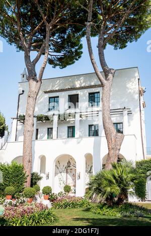 La facciata anteriore di Villa Eva nella città di Ravello Italia. Una rinomata location per matrimoni e una villa privata. Architettura italiana e villa di lusso. Foto Stock