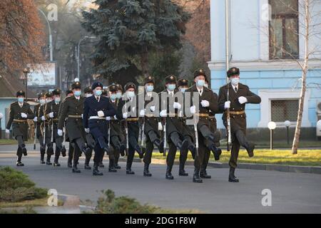 Non esclusivo: KIEV, UCRAINA - 6 DICEMBRE 2020 - parata di guardie d'onore al Ministero della Difesa il giorno delle forze armate ucraine, Kiev, capitale di Foto Stock