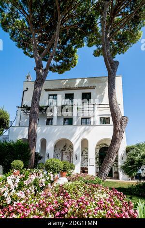 La facciata anteriore di Villa Eva nella città di Ravello Italia. Una rinomata location per matrimoni e una villa privata. Architettura italiana e villa di lusso. Foto Stock