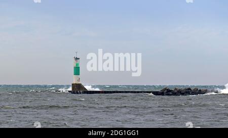 Faro bianco e verde sul lago Michigan su un ventoso Giorno a Muskegon Foto Stock