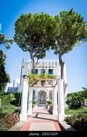 La facciata anteriore di Villa Eva nella città di Ravello Italia. Una rinomata location per matrimoni e una villa privata. Alberi alti e giardino paesaggistico. Foto Stock