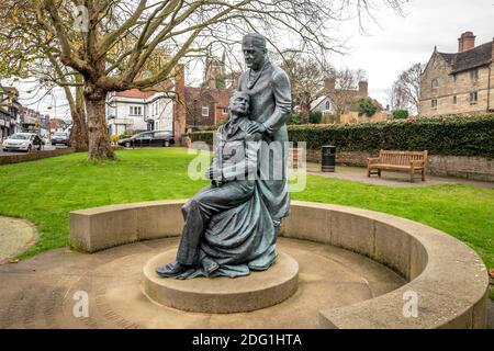 East Grinstead, 2 dicembre 2020: Statua del pioniere della chirurgia plastica Sir Archibald McIndoe fuori del Sackville College a East Grinstead Foto Stock