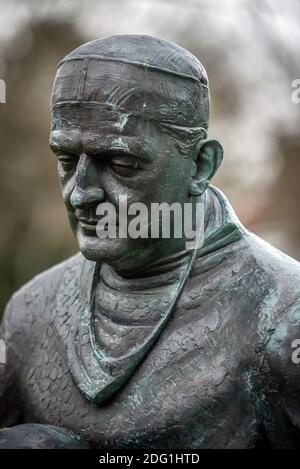 East Grinstead, 2 dicembre 2020: Statua del pioniere della chirurgia plastica Sir Archibald McIndoe fuori del Sackville College a East Grinstead Foto Stock