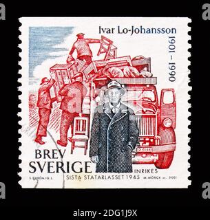 MOSCA, RUSSIA - 18 AGOSTO 2018: Un francobollo stampato in Svezia mostra Ivar lo-Johansson (1901-1990), Centenario della nascita serie, circa 2001 Foto Stock