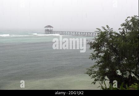 Kadidiri, Indonesia - 18 agosto 2017: Vista del molo nel giorno delle piogge, isole Togie Foto Stock