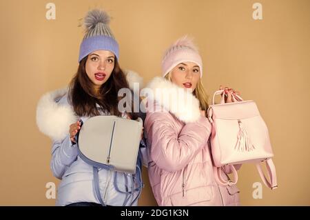 Piccolo zaino e cappello a maglia. Completo di colore pastello. Combinazione perfetta. Il modo migliore per abbinare la base di colore neutro. Le ragazze indossano abiti in colori pastello. Sfumature pastello. Accessori abbinati. Foto Stock