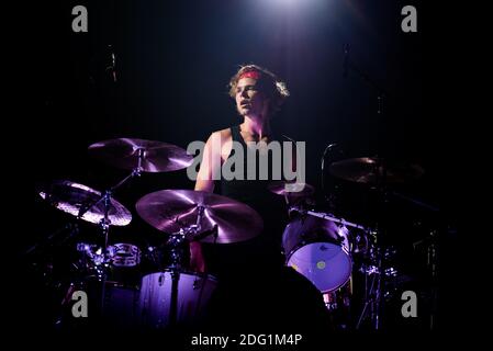 Ashton Irwin, della band pop-rock australiana 5 Seconds of Summer, si esibisce dal vivo per il "Rock out with Your Socks out Tour" al pala Alpitour di Torino Foto Stock