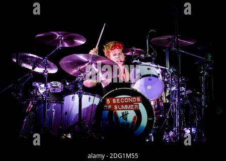 Ashton Irwin, della band pop-rock australiana 5 Seconds of Summer, si esibisce dal vivo per il "Rock out with Your Socks out Tour" al pala Alpitour di Torino Foto Stock