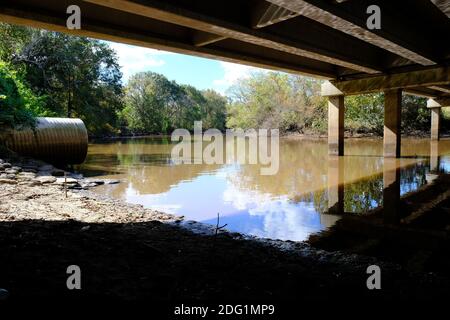 Sotto il ponte sul fiume Vermilion a Lafayette, Louisiana Foto Stock