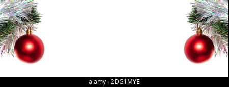 Ornamento di sfere rosse in vetro decorativo e tinsel bianco sull'albero di Natale. Il tinsel e l'albero sono sfocati. Isolato su sfondo bianco. Inverno vacanza deco Foto Stock