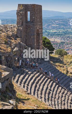 Rovine dell'antico Pergamo sopra Bergama, provincia di Smirne, Turchia. Il teatro. Conosciuto anche come Pergamo o Pergamo. Le rovine sono un eroe mondiale dell'UNESCO Foto Stock