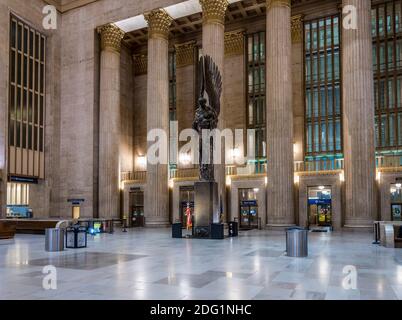 Angel of Ascension statue, 30th Street Railway Station, Philadelphia, USA Foto Stock