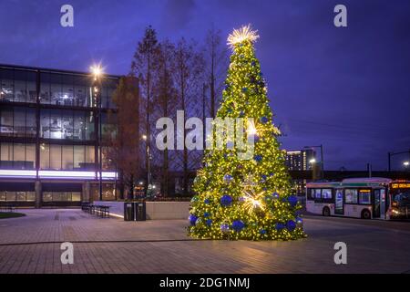 Grande albero di Natale all'aperto vicino alla stazione 30th Street, Philadelphia, USA Foto Stock