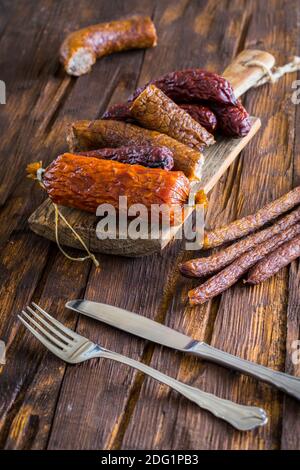 Vari tipi di appetitosi tagli freddi su un vecchio legno tabella Foto Stock
