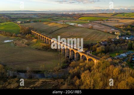 Vista aerea del Viadotto Avon che porta la ferrovia sul fiume Avon a Linlithgow, West Lothian, Scozia. Foto Stock