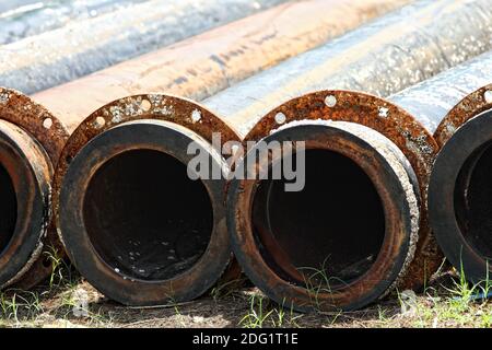 Vecchio tubo di metallo arrugginito Foto Stock
