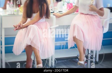 Felici ragazze multietniche giovani ed eleganti che si divertono durante la festa delle bridesmaids della bachelorette, gruppo di diverse donne multirazziali vestite nello stesso colore Foto Stock