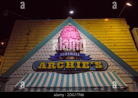 Insegne colorate del Parlor del gelato di Archie a Rehoboth Beach, DE. Foto Stock