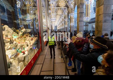 Milano, Italia. 07 dicembre 2020. Milano, folla nel centro per lo shopping natalizio Editorial Usage Only Credit: Independent Photo Agency/Alamy Live News Foto Stock