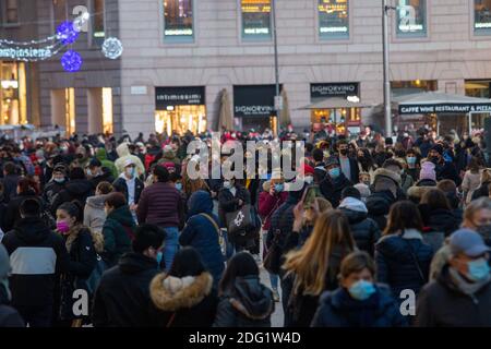 Milano, Italia. 07 dicembre 2020. Milano, folla nel centro per lo shopping natalizio Editorial Usage Only Credit: Independent Photo Agency/Alamy Live News Foto Stock