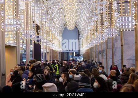 Milano, Italia. 07 dicembre 2020. Milano, folla nel centro per lo shopping natalizio Editorial Usage Only Credit: Independent Photo Agency/Alamy Live News Foto Stock