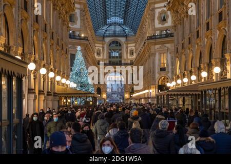 Milano, Italia. 07 dicembre 2020. Milano, affollata nel centro dello shopping natalizio. Vittorio Emanuele gallery Editoriale solo per uso accredito: Agenzia fotografica indipendente/Alamy Live News Foto Stock