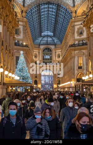 Milano, Italia. 07 dicembre 2020. Milano, affollata nel centro dello shopping natalizio. Vittorio Emanuele gallery Editoriale solo per uso accredito: Agenzia fotografica indipendente/Alamy Live News Foto Stock