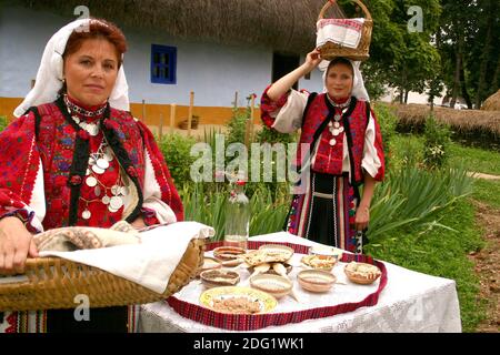 Donne rumene della Contea di Hunedoara (Transilvania) in costumi tradizionali. Foto Stock
