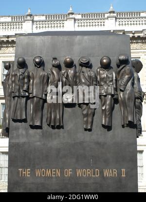 La statua in Whitehall per commemorare il contributo delle donne Nella seconda guerra mondiale Foto Stock