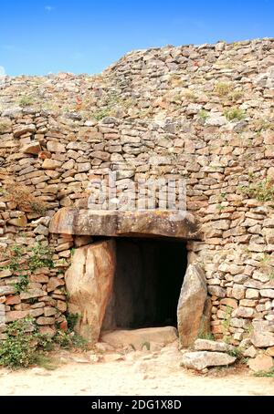 Tumulus entrata e dolmen rotto a Locmariaquer, Bretagna, Francia Foto Stock