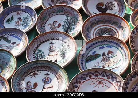 Piastre in ceramica rumena tradizionale. Ceramica dipinta a mano. Foto Stock