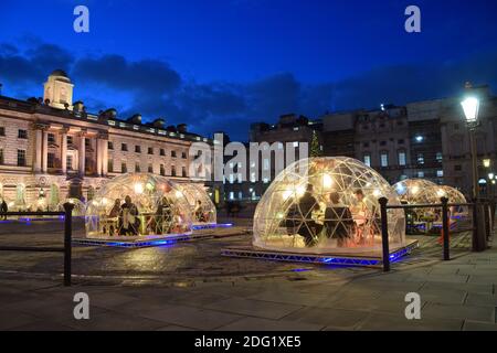 Vista delle Dome invernali presso la Somerset House di Londra. Le cupole, simili agli igloos, sono installate nel cortile per cene private al coperto durante i mesi invernali. Foto Stock