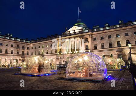 Vista delle Dome invernali presso la Somerset House di Londra. Le cupole, simili agli igloos, sono installate nel cortile per cene private al coperto durante i mesi invernali. Foto Stock