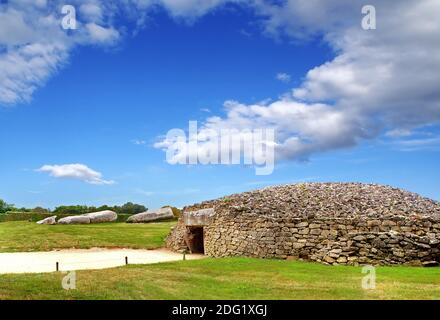 Tumulus entrata e dolmen rotto a Locmariaquer, Bretagna, Francia Foto Stock