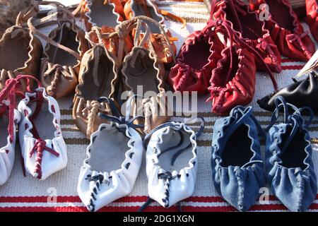 In vendita in Romania le "opinci" in miniatura (calzature tradizionali in cuoio fatte a mano) Foto Stock