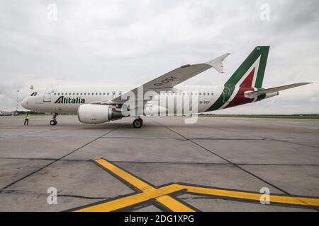 Otopeni, Romania - 31 maggio 2019: L'aereo Alitalia con cui Papa Francesco giunse in Romania. Foto Stock