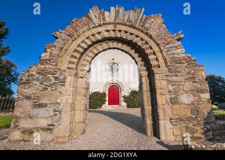 Repubblica d'Irlanda, Contea di Kildare, Castledermot, porta romanica di fronte alla Chiesa di San Giacomo, che è la Chiesa d'Irlanda. Foto Stock