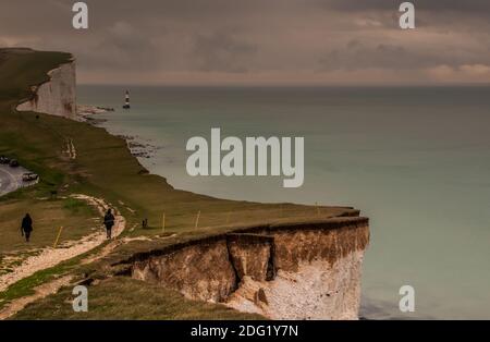 West Beachy Head, Eastbourne, East Sussex, Regno Unito. 7 Dic 2020. Cieli scuri sulla costa del Sussex con dizzle e nebbia che indugiano. Temperatura un paio di gradi sopra il congelamento. Il grande pezzo di gesso est del faro Belle Tout B & B è pronto a rovesciarsi in qualsiasi momento, come la fessura continua ad allargarsi dopo la pioggia pesante. Credit: David Burr/Alamy Live News Foto Stock