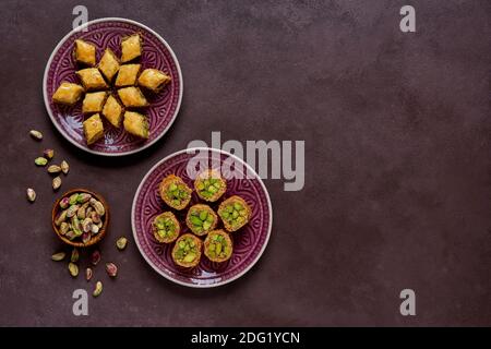 Dolci tradizionali turchi arabici assortimento di baklava con pistacchio. Vista dall'alto, spazio di copia Foto Stock