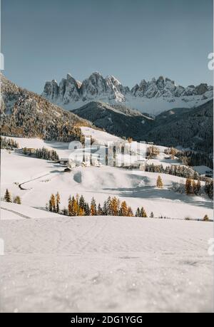 Val di Funes durante l'inverno con Dolomiti montagna nel Sfondo Foto Stock